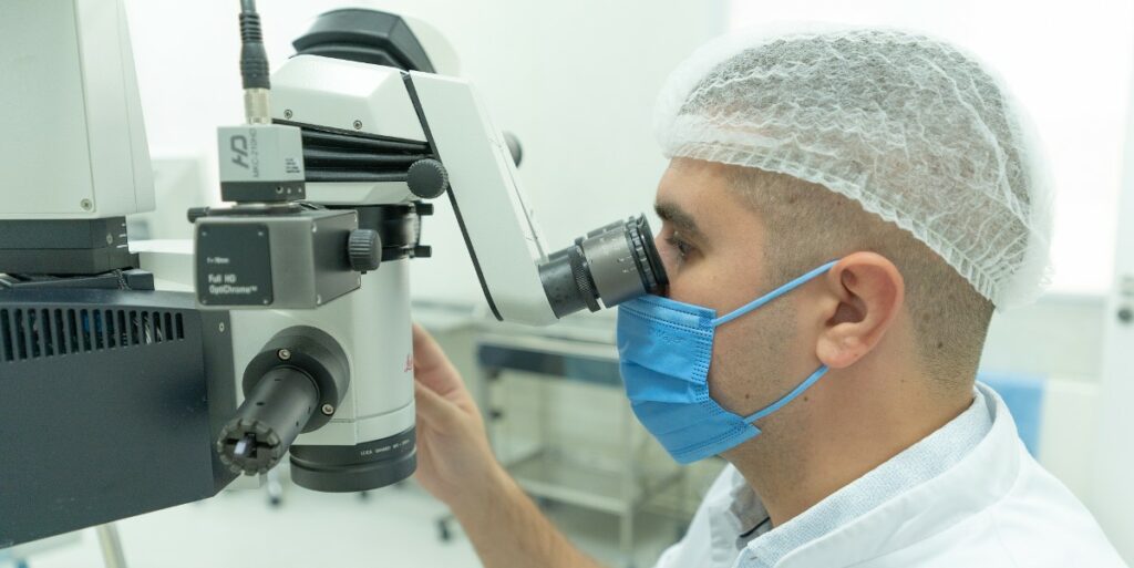 cristalin artificial, doctor care examineaza la microscop un cristalin artificial | Ofta Total Sibiu
