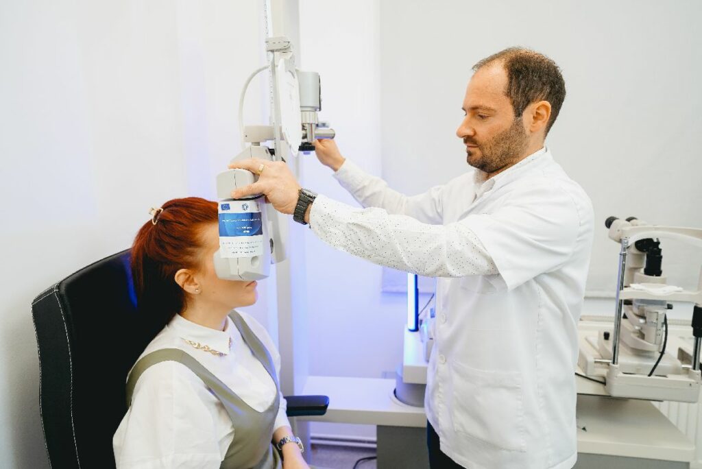 pacient in cabinetul oftalmologic in timpul unui consult pentru vederea in ceata